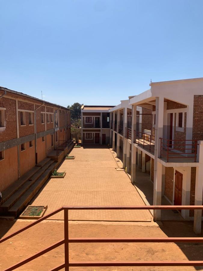 Апартаменти Lycee Picot De Cloriviere Dont Les Revenus Financent L'Education Des Eleves Анцирабе Екстер'єр фото